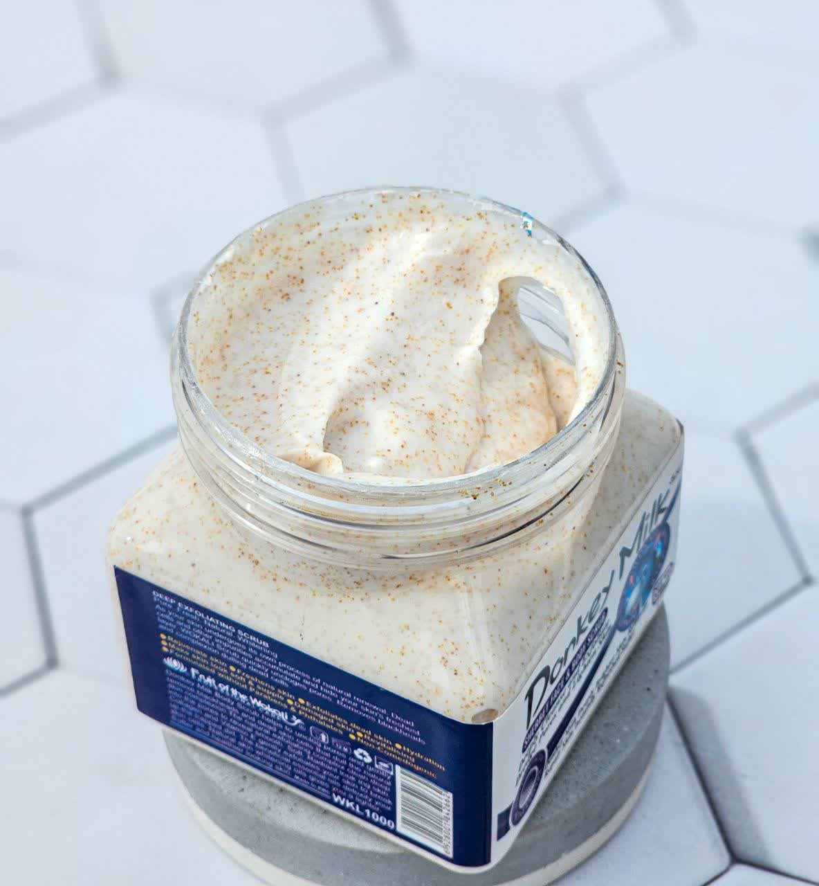 اسکراب بدن سفید کننده شیر الاغ حاوی ویتامین DONKEY MILK وارداتی