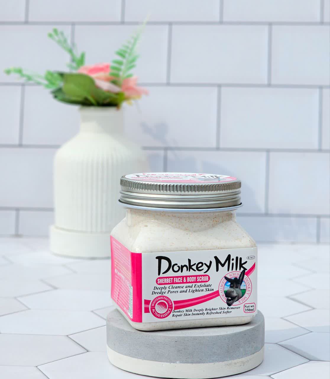 اسکراب بدن سفید کننده شیر الاغ حاوی ویتامین DONKEY MILK وارداتی